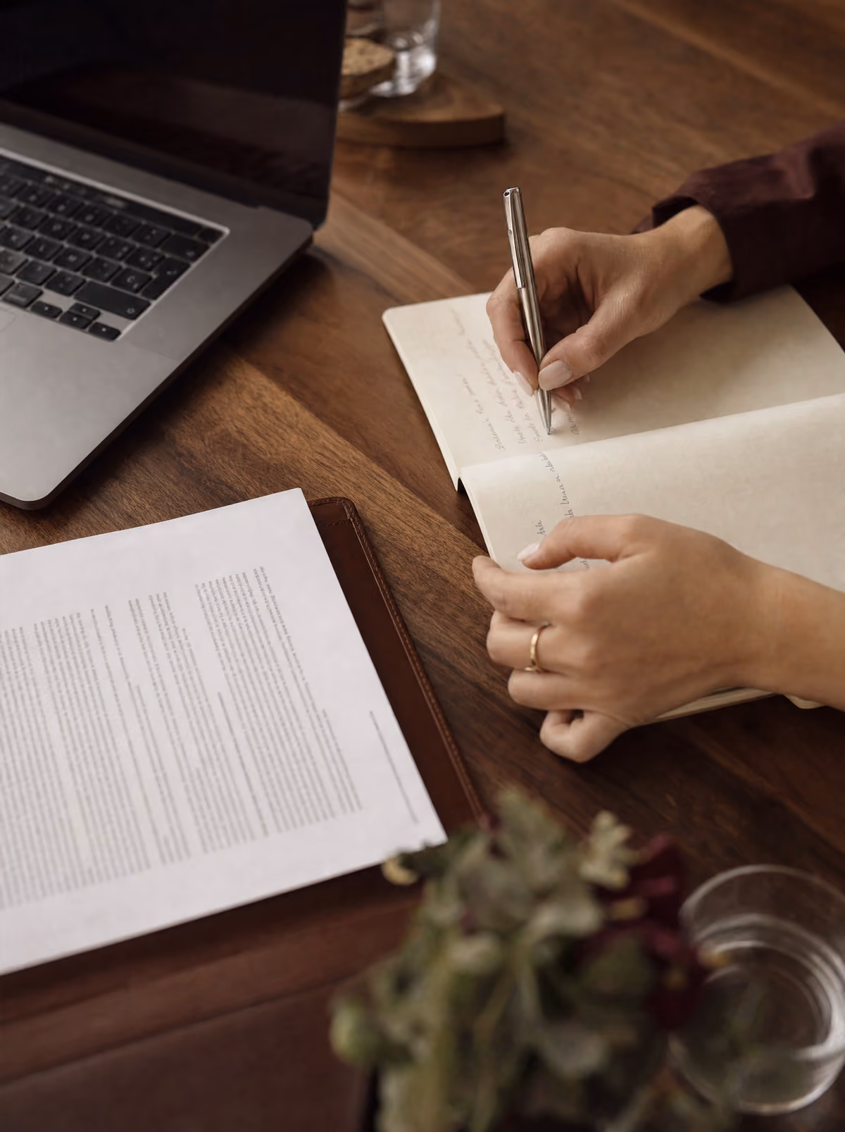 Profesional revisando notas y documentos de trabajo